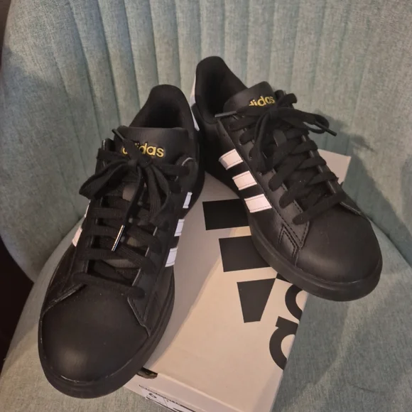 Adidas Black and White Classic Sneakers Woman Size 6 - Picture 3 of 12